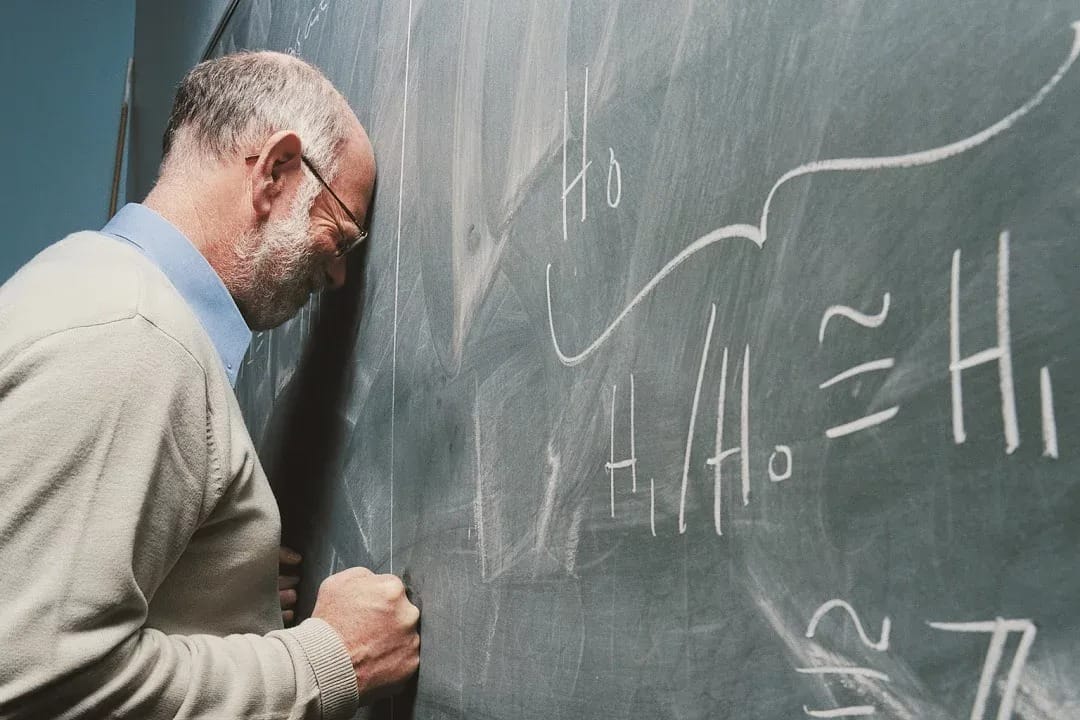 CRISIS EDUCATIVA EN EEUU: Estados Luchan Contra Agotamiento Docente y Escasez de Personal con Medidas Urgentes y Salarios Mínimos