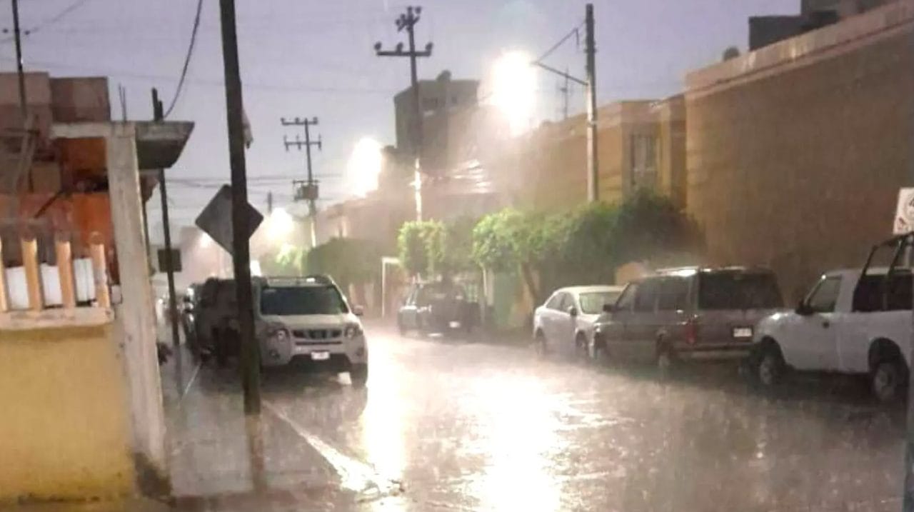 Recomendaciones Vitales: ¿Cómo Protegerse? Protección Civil del Estado de México enfrenta el desafío de comunicar estas alertas de manera efectiva en un territorio extenso y diverso. Se insta a la población a: * Estar atenta a los comunicados oficiales y avisos de Protección Civil local. * Evitar zonas de riesgo conocidas por inundaciones o deslaves. * No intentar cruzar corrientes de agua crecidas. * Tener a la mano documentos importantes y una mochila de emergencia. * En caso de calor extremo: mantenerse hidratado, evitar el sol directo y cuidar a personas vulnerables. * Reportar cualquier emergencia al 911. > Quote Block: "Las lluvias fuertes a muy fuertes podrían generar encharcamientos, inundaciones y deslaves, así como incremento en los niveles de ríos y arroyos." - SMN (basado en ). > La prevención y la preparación son claves para mitigar los efectos de estas condiciones climáticas adversas en el Estado de México. (CTA: ¡Toma tus precauciones! Infórmate y comparte esta alerta para proteger a tu comunidad en el Edomex.)