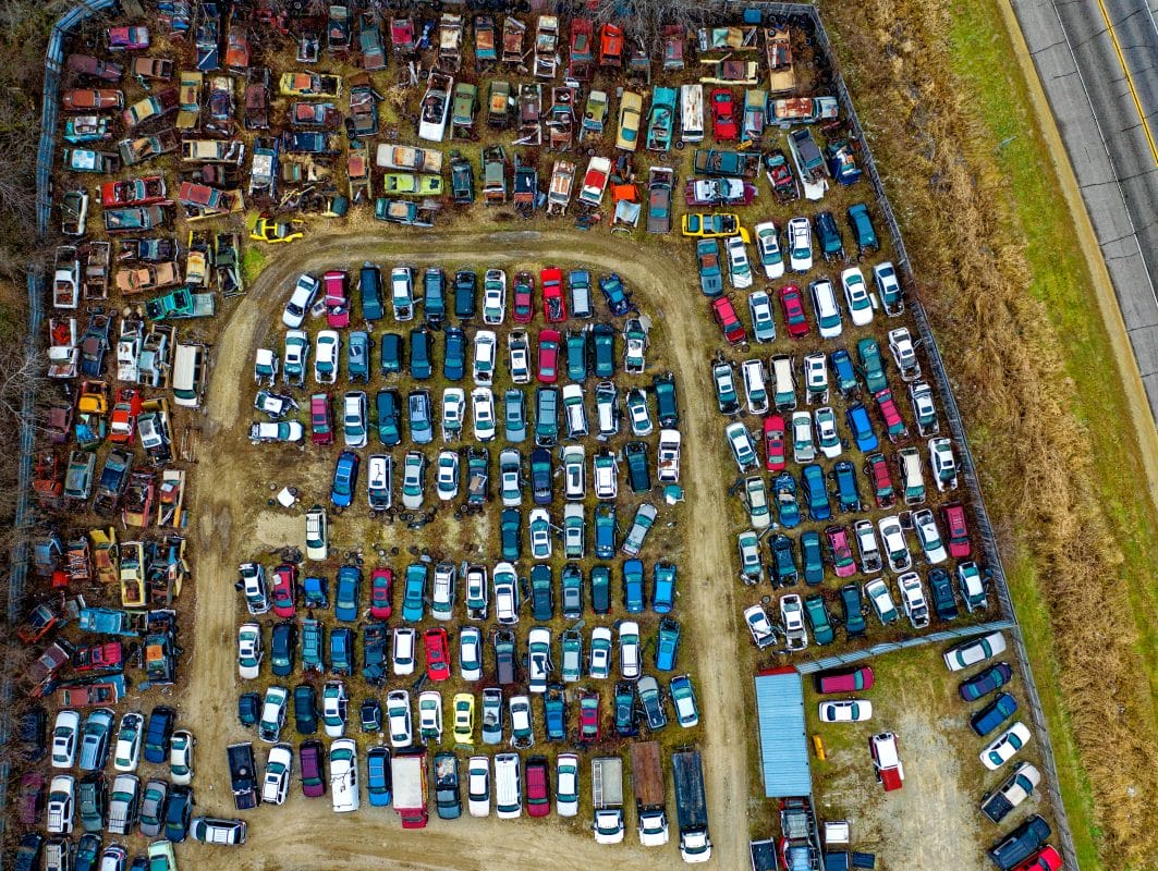 ¿Cómo asegurar un auto de salvamento?