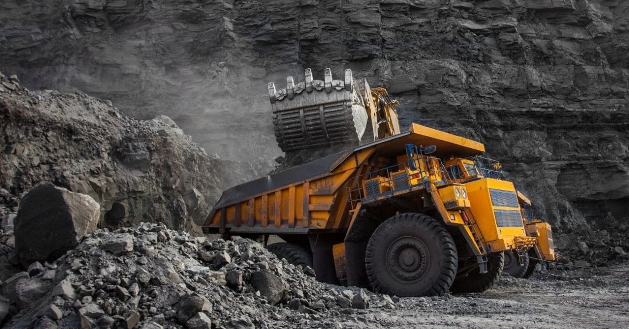 Economía Chilena: Minería Impulsa Producción Industrial con Alza del 12,1%