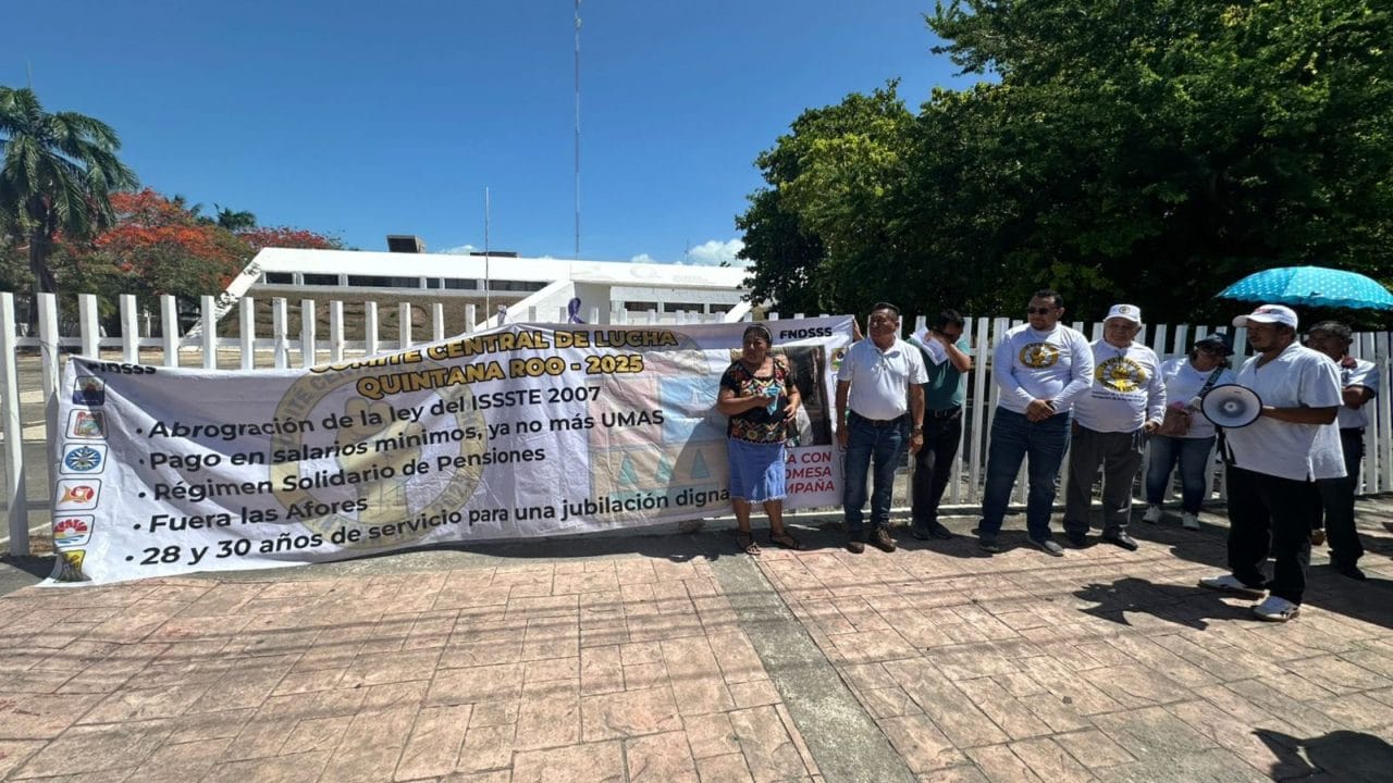 Docentes protestan en Chetumal y exigen diálogo a la SEQ ante amenazas de sanción Docentes protestan en Chetumal y exigen diálogo a la SEQ ante amenazas de sanción