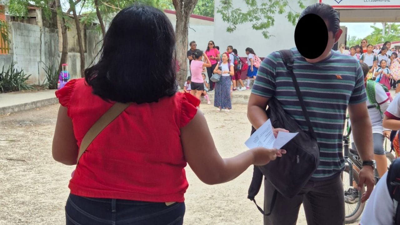 Maestros de Cancún reparten volantes para explicar impacto de reforma al ISSSTE Maestros de Cancún reparten volantes para explicar impacto de reforma al ISSSTE