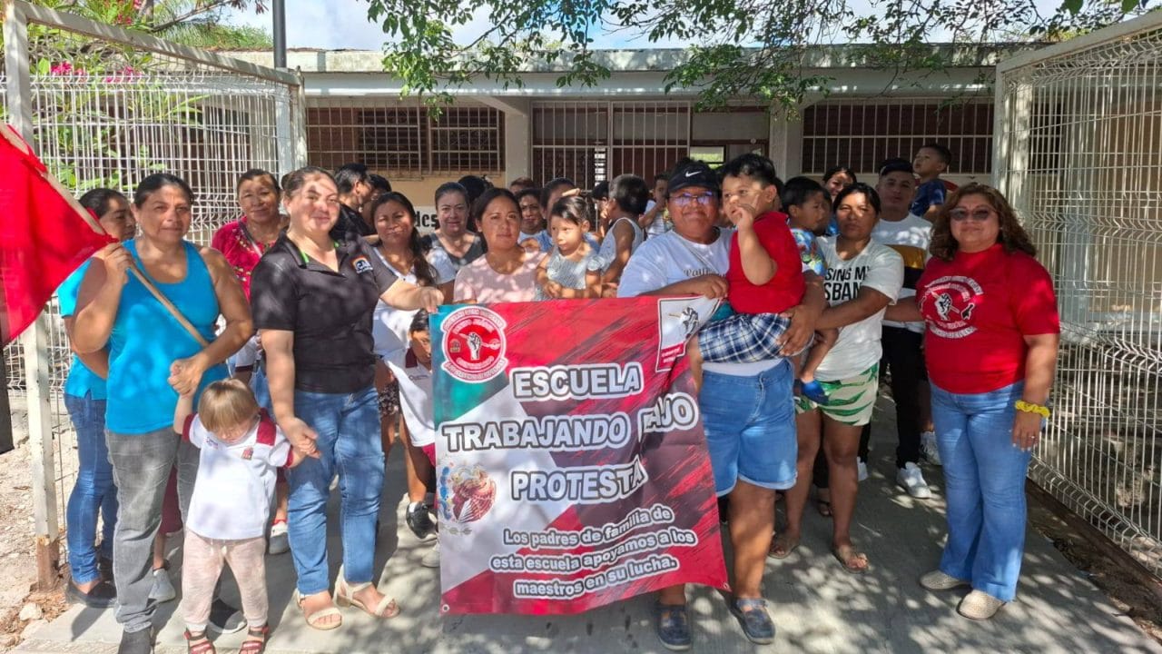 Docentes de Cancún inician paro y protestas contra reforma del ISSSTE 2007