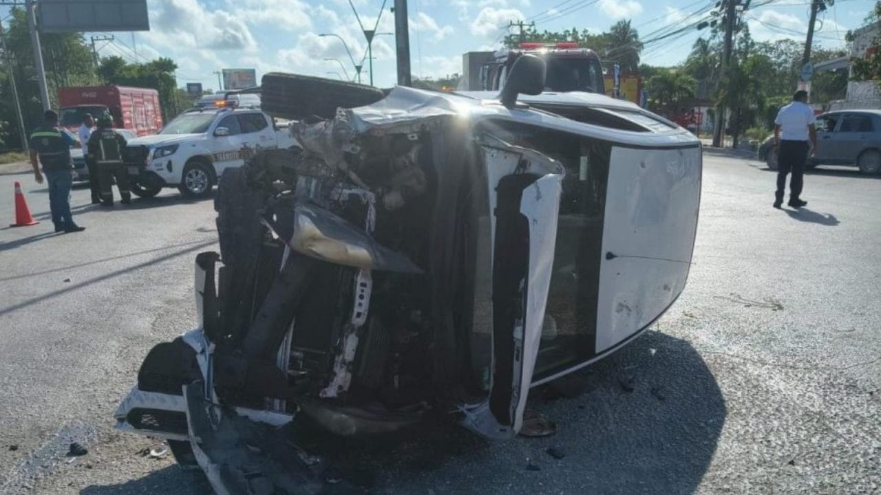 Tráiler embiste a automóvil deja dos heridos graves en avenida López Portillo de Cancún