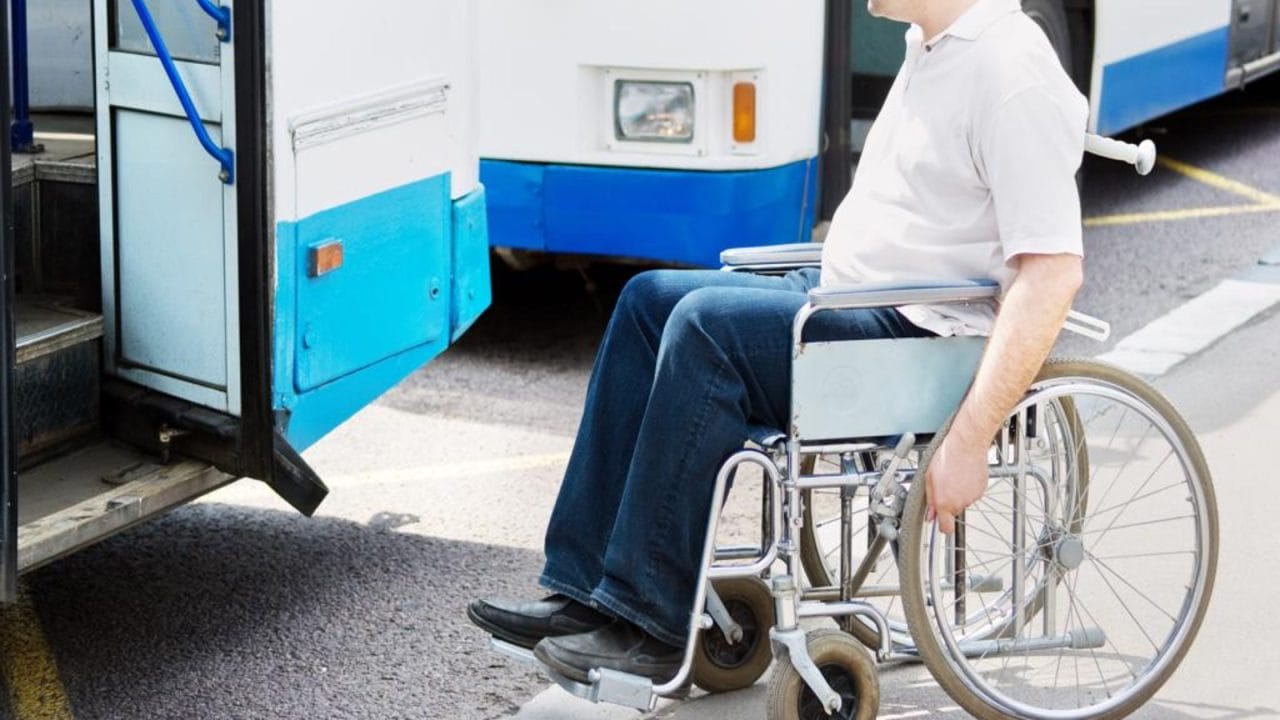 Joven en silla de ruedas inspira reforma para transporte accesible en Quintana Roo