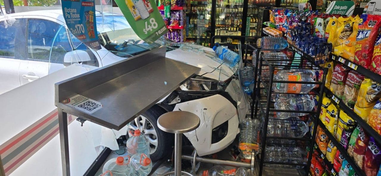 Conductor se mete a 7 Eleven en Cancún y atropella a cliente que comía adentro