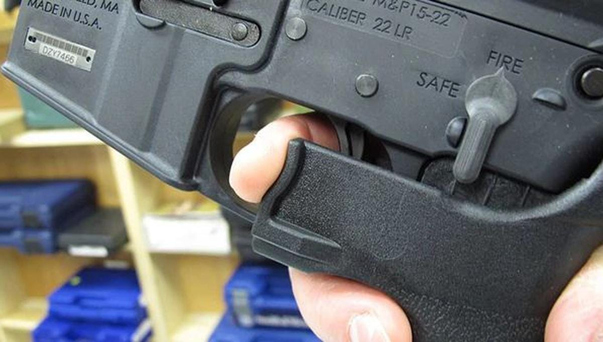 Justicia de EE.UU. Levanta Prohibición de Gatillos de Disparo Rápido; Decisión Enciende Feroz Debate sobre Control de Armas