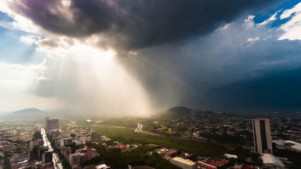 Monterrey: Día Caluroso con Nubes y Amenaza de Lluvia y Viento