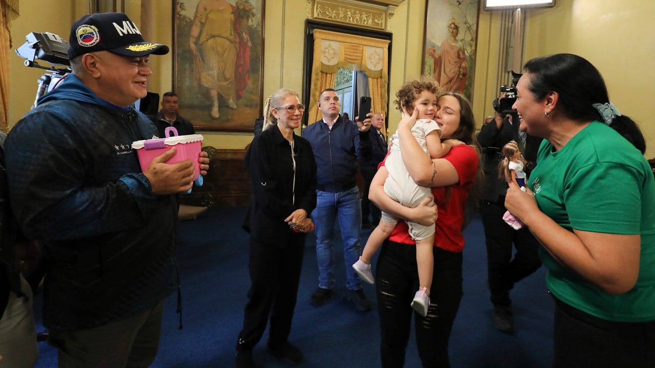 Niña venezolana de 2 años separada de sus padres regresa a Caracas desde EE.UU.