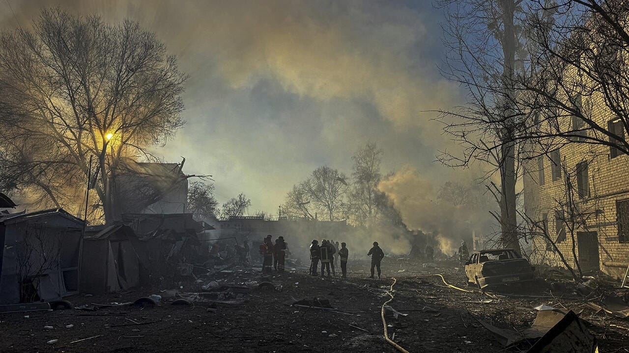¡Escalada Brutal! Rusia y Ucrania Intercambian Ataques Masivos Tras Tregua Fugaz