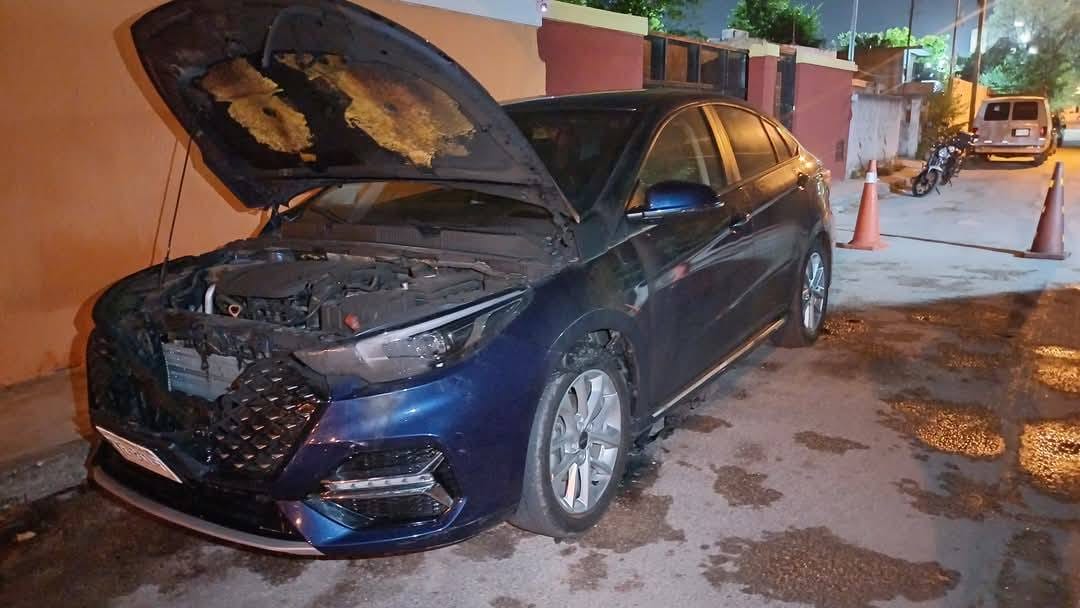 Investiga la policía incendio de vehículo en Cholul