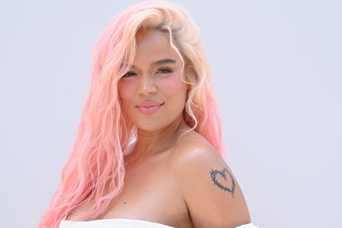 Karol G lanza becas STEM para mujeres latinas con su fundación Con Cora