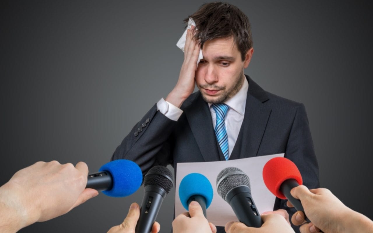 Adiós a las Batallas Campales: Tu Guía Maestra para Resolver Conflictos (En Pareja, Familia o Amistad) y Salir Fortalecido Meta Descripción: Aprende a resolver conflictos de manera constructiva en tus relaciones. Descubre pasos efectivos, cómo manejar emociones, errores a evitar y la importancia del perdón. Guía completa para transformar discusiones en entendimiento. Palabras Clave Sugeridas: resolver conflictos, resolución de conflictos pareja, manejo de conflictos, comunicación asertiva conflictos, solucionar problemas familiares, discusiones amigos, técnicas de negociación, La Verdad Noticias relaciones. Introducción ¿Cansado o cansada de que los desacuerdos terminen en gritos, silencios tensos que se pueden cortar con un cuchillo, o un regusto amargo de resentimiento que perdura días? Si es así, no estás solo. El conflicto es una parte inevitable de la interacción humana. Donde hay personas con diferentes necesidades, deseos y perspectivas, inevitablemente surgirán roces. Pero aquí está la gran revelación: el conflicto no tiene por qué ser una fuerza destructiva en tus relaciones. De hecho, cuando se maneja correctamente, ¡puede convertirse en una poderosa oportunidad para crecer, entenderse mejor y fortalecer los lazos con tu pareja, familiares o amigos! Esta guía es tu aliada para transformar esas batallas campales en conversaciones productivas. Te enseñaremos, paso a paso, cómo navegar los inevitables desacuerdos de la vida de una manera que construya puentes en lugar de dinamitarlos. Olvídate de "ganar" discusiones y prepárate para "ganar" relaciones más fuertes y saludables. Basándonos en principios sólidos de la psicología y estrategias de comunicación que han demostrado su eficacia , te ofrecemos herramientas prácticas y efectivas para que te conviertas en un verdadero maestro o maestra de la resolución pacífica y constructiva de conflictos. En LaVerdadNoticias.com, estamos comprometidos a acompañarte en el camino hacia relaciones más plenas y armoniosas. 1. El Conflicto No Es el Enemigo: Entendiendo su Naturaleza Antes de aprender a manejar los conflictos, es crucial entender qué son realmente y por qué, a pesar de su mala fama, no siempre son algo negativo. ¿Qué es Realmente un Conflicto? En esencia, un conflicto surge cuando dos o más personas que dependen la una de la otra (interdependientes) perciben que sus metas son incompatibles, o que una está interfiriendo en la capacidad de la otra para alcanzar sus objetivos. Nace de necesidades no satisfechas, deseos contrapuestos, valores diferentes o, muy a menudo, de simples malentendidos. Es importante reconocer que el conflicto es una parte natural e inevitable de cualquier relación cercana, ya sea de pareja, familiar o de amistad. ¿Por qué? Porque cada uno de nosotros es un individuo único, con una historia, unas experiencias y unas perspectivas que moldean cómo vemos el mundo y lo que esperamos de él. La Oportunidad Escondida en el Desacuerdo. Aunque instintivamente tendamos a evitar el conflicto o a verlo como una señal de que algo va mal, la realidad es que un conflicto bien manejado puede ser increíblemente beneficioso. Puede llevar a un mayor entendimiento mutuo, al descubrimiento de soluciones creativas que antes no se habían considerado, y, en última instancia, a relaciones más fuertes, profundas y resilientes. Un desacuerdo es, en el fondo, una oportunidad para clarificar expectativas, expresar necesidades no comunicadas y ajustar el rumbo de la relación. Si empezamos a ver el conflicto no como una "amenaza", sino como una "señal" o una valiosa "información" sobre la dinámica de la relación y las necesidades de sus miembros , nuestra disposición para abordarlo de manera constructiva cambiará radicalmente. Este cambio de perspectiva es el primer paso para transformar su energía potencialmente destructiva en una fuerza para el bien. ¿Por Qué Nos Cuesta Tanto Resolverlos Bien? Si el conflicto puede ser tan útil, ¿por qué a menudo lo manejamos tan mal? Las razones son variadas: el miedo a la confrontación y a herir al otro (o ser herido), la falta de habilidades de comunicación efectiva, patrones de comportamiento disfuncionales aprendidos en el pasado, y, muy comúnmente, el ser secuestrados por nuestras propias emociones desbordadas en el momento álgido del desacuerdo. 2. Kit de Primeros Auxilios Emocionales: Manejando la Tormenta Interna Antes de intentar resolver cualquier conflicto externo, es fundamental aprender a gestionar la tormenta interna: nuestras propias emociones. Tus Emociones al Mando: El Primer Obstáculo. Cuando nos sentimos atacados, frustrados, incomprendidos o asustados durante un conflicto, emociones intensas como la ira, la ansiedad o el miedo pueden tomar el control, "secuestrando" nuestra capacidad de pensar con claridad y actuar de manera racional y constructiva. En esos momentos, no somos nosotros quienes hablamos, sino nuestras emociones heridas. Reconocer y nombrar lo que estamos sintiendo ("Estoy sintiendo mucha rabia ahora mismo", "Me siento muy ansioso/a con esta conversación") es el primer y crucial paso para empezar a gestionarlas en lugar de que ellas nos gestionen a nosotros. Estrategias para Mantener la Calma en Plena Discusión. Aprender a mantener la calma cuando las cosas se ponen tensas es una habilidad invaluable. Aquí tienes algunas técnicas efectivas: * Respiración profunda y relajación: Cuando sientas que la tensión aumenta, concéntrate en tu respiración. Inhala profundamente desde el diafragma (sintiendo cómo se expande tu abdomen, no solo tu pecho) y exhala lentamente. Repetir una palabra o frase tranquilizadora como "cálmate" o "todo está bien" mientras respiras puede ayudar. Visualizar una escena relajante también es útil. * Reestructuración cognitiva (cambia el chip): Las personas enojadas tienden a pensar en términos exagerados y dramáticos ("¡Esto es terrible!", "¡Siempre hace lo mismo!"). Intenta desafiar esos pensamientos. Pregúntate: ¿Es realmente tan catastrófico? ¿Hay otra forma de ver esta situación? Recuerda que el mundo no está conspirando en tu contra; simplemente estás experimentando un momento difícil. Aplicar una "lógica fría" a tus propios pensamientos puede ayudarte a mantener una perspectiva más equilibrada. * Tomarse un descanso (Time-out estratégico): Si la discusión se está calentando demasiado y sientes que vas a perder el control o decir algo de lo que te arrepentirás, no hay nada de malo en proponer una pausa. "Necesito un momento para calmarme. ¿Podemos retomar esto en 15 minutos?" es una frase poderosa y saludable. Este tiempo fuera no es para evitar el problema, sino para permitir que las emociones se asienten y poder volver a la conversación de una manera más productiva. * Autoconciencia (conoce tus botones): Todos tenemos ciertos temas o comportamientos que nos "encienden" más fácilmente. Identificar cuáles son tus desencadenantes emocionales personales te permitirá estar más preparado/a y desarrollar estrategias específicas para manejarlos cuando surjan. Es importante entender que el autocontrol emocional no significa suprimir o negar tus emociones. Las emociones son información valiosa. Se trata de regular su expresión para que no saboteen tus intentos de resolver el conflicto de manera constructiva. Es una habilidad activa que se entrena y se perfecciona con la práctica. Empatía: Ponerte en los Zapatos del Otro (Aunque Aprieten). La empatía es la capacidad de intentar comprender y compartir los sentimientos de otra persona. Durante un conflicto, haz un esfuerzo consciente por ver la situación desde la perspectiva de la otra parte, incluso si no estás de acuerdo con ella o si sus acciones te han herido. Pregúntate: "¿Por qué se sentirá así? ¿Qué necesidades o miedos podrían estar detrás de su postura?". La empatía no significa justificar comportamientos dañinos, pero sí ayuda a reducir la hostilidad, fomenta la conexión y facilita la búsqueda de soluciones que consideren las necesidades de todos los involucrados. 3. Los 7 Pasos de Oro para una Resolución de Conflictos Exitosa Una vez que tienes un mejor manejo de tus emociones, puedes abordar el conflicto de manera más estructurada. Estos siete pasos, adaptados de principios de negociación y resolución de conflictos , te ofrecen un camino claro: Antes de sumergirnos en los pasos, es útil entender que las personas tenemos diferentes "estilos" predominantes al enfrentar conflictos. Conocerlos puede ayudarte a identificar el tuyo y el de los demás, y a ser más flexible en tu enfoque. Tabla: Estilos de Manejo de Conflictos (Modelo Thomas-Kilman) | Estilo | Descripción Breve | Cuándo Podría Ser Útil | Posibles Desventajas | |---|---|---|---| | Competir | Afirmativo y no cooperador. Busca satisfacer los propios intereses a costa del otro ("Yo gano, tú pierdes"). Orientado al poder. | Decisiones rápidas y vitales; cuando sabes que tienes razón en temas importantes; para protegerte de quien se aprovecha. | Puede dañar relaciones; generar resentimiento; bloquear la exploración de mejores soluciones. | | Colaborar | Afirmativo y cooperador. Busca una solución que satisfaga plenamente los intereses de ambas partes ("Yo gano, tú ganas"). Profundiza en el problema. | Cuando los intereses de ambos son demasiado importantes para comprometer; para aprender; para fusionar ideas; para construir compromiso. | Requiere tiempo y energía; puede ser mal utilizado si la otra parte no es colaborativa. | | Transigir / Comprometer | Punto intermedio entre afirmación y cooperación. Busca una solución aceptable que satisfaga parcialmente a ambas partes ("Partimos diferencias"). | Metas importantes pero no vale la pena el esfuerzo o la disrupción de estilos más asertivos; para lograr acuerdos temporales; como respaldo si la colaboración o competencia fallan. | Ambas partes pueden sentirse insatisfechas; puede llevar a soluciones subóptimas; puede evitar abordar la raíz del problema. | | Evadir | No afirmativo y no cooperador. No aborda el conflicto, lo pospone o se retira ("Yo pierdo, tú pierdes" o "No me meto"). | Asuntos triviales; cuando no hay posibilidad de satisfacer tus intereses; para dejar que la gente se enfríe; cuando otros pueden resolverlo mejor. | Los problemas no se resuelven; puede llevar a una explosión posterior; las decisiones se toman por defecto. | | Complacer / Acomodar | No afirmativo y cooperador. Cede a los intereses del otro, a menudo descuidando los propios ("Tú ganas, yo pierdo"). | Cuando te das cuenta de que estás equivocado; para mostrar razonabilidad; cuando el asunto es más importante para el otro; para construir "crédito social". | Puede llevar a ser explotado; tus ideas y preocupaciones no se escuchan; puede generar resentimiento a largo plazo. | Tabla basada en el modelo de Thomas-Kilman . No hay un único estilo "correcto" para todas las situaciones, aunque la colaboración suele ser el más constructivo para la salud a largo plazo de las relaciones. La clave está en la flexibilidad y en elegir el enfoque más adecuado para cada conflicto específico. Ahora, veamos los pasos para una resolución efectiva: 3.1. Paso 1: Entender el Conflicto a Fondo (No Solo lo Superficial). Muchas veces, lo que se discute en la superficie no es el problema real. Es crucial ir más allá de las "posiciones" (lo que cada persona dice que quiere) para descubrir los "intereses" subyacentes (las necesidades, deseos, miedos o preocupaciones que motivan esas posiciones). Por ejemplo, una pareja podría discutir sobre dónde pasar las vacaciones (posición), pero el interés real de uno podría ser la necesidad de descanso y el del otro, la necesidad de aventura o conexión familiar. Haz preguntas abiertas y escucha atentamente para desentrañar estos intereses: "¿Qué es lo que realmente te importa de esta situación?" o "¿Qué es lo que más te preocupa?". 3.2. Paso 2: Comunicación Clara y Respetuosa (Las Reglas del Juego Limpio). Una vez que entiendes mejor los intereses, necesitas comunicarte de manera efectiva. Esto implica: * Usar comunicación asertiva: Expresa tus sentimientos y necesidades usando frases en primera persona ("Yo siento...", "Yo necesito...") en lugar de culpar o acusar ("Tú siempre...", "Tú nunca..."). * Practicar la escucha activa: Dale a la otra persona la oportunidad de hablar sin interrupciones. Parafrasea lo que has entendido para asegurarte de que estás en la misma página ("Entonces, si te entiendo bien, tú sientes que..."). * Evitar los "Cuatro Jinetes" de Gottman (ver tabla en Artículo 1): Crítica, Desprecio, Actitud Defensiva y Actitud Evasiva/Amurallamiento. * Cuidar la comunicación no verbal: Mantén un contacto visual respetuoso, un tono de voz calmado y una postura abierta. 3.3. Paso 3: Lluvia de Ideas para Posibles Soluciones (¡Sin Censura!). En esta etapa, el objetivo es generar la mayor cantidad posible de opciones para resolver el conflicto, sin juzgarlas ni criticarlas todavía. Anima la creatividad y piensa "fuera de la caja". El lema es "todas las ideas son bienvenidas". Busca activamente soluciones "ganar-ganar" o de beneficio mutuo, donde los intereses de ambas partes puedan ser satisfechos en la medida de lo posible. 3.4. Paso 4: Elegir la Mejor Solución (Juntos, No Impuesta). Una vez que tengan una lista de posibles soluciones, evalúen cada una de ellas. ¿Cuál de estas opciones satisface mejor los intereses fundamentales de ambas partes que identificaron en el Paso 1?. La solución elegida debe ser realista, específica, factible y, lo más importante, aceptable para todos los involucrados. El objetivo no es que una persona imponga su solución, sino que lleguen a un acuerdo conjunto. 3.5. Paso 5: Considerar un Mediador (Cuando la Cosa se Atora). Si han intentado resolver el conflicto por su cuenta pero siguen estancados, o si las emociones son demasiado intensas, considerar la ayuda de un tercero neutral e imparcial puede ser muy beneficioso. Este mediador puede ser un amigo de confianza que ambos respeten, un familiar objetivo, un terapeuta de pareja o familiar, o un mediador profesional. El rol del mediador no es tomar partido ni decidir por ustedes, sino facilitar la comunicación, ayudarles a identificar los intereses reales detrás de sus posiciones, explorar alternativas y mantener la conversación enfocada y respetuosa. 3.6. Paso 6: Explorar Alternativas (El Plan B por si no hay Acuerdo). A veces, a pesar de los mejores esfuerzos, no se llega a un acuerdo que satisfaga a todos. En la jerga de la negociación, esto se relaciona con conocer tu MAAN (Mejor Alternativa a un Acuerdo Negociado). Aunque este concepto es más formal, la idea es útil: ¿qué harás si no se resuelve el conflicto de la manera esperada? Tener claridad sobre tus alternativas te da una perspectiva más realista y te ayuda a tomar decisiones más informadas sobre hasta qué punto estás dispuesto/a a ceder o qué camino tomarás si la negociación actual no prospera. 3.7. Paso 7: Manejar Tácticas de Presión y Estrés (¡Que no te Desarmen!). En algunas situaciones de conflicto, una de las partes puede recurrir a tácticas de presión, como ultimátums, amenazas veladas, ataques personales o intentos de hacer sentir culpable al otro. Es importante reconocer estas tácticas cuando ocurren y no reaccionar emocionalmente a ellas. Una estrategia es nombrar la táctica de manera calmada y asertiva: "Siento que me estás presionando con ese comentario, y preferiría que nos enfoquemos en encontrar una solución justa para ambos". Mantén la calma, recuerda tus intereses y sigue buscando una resolución basada en el respeto mutuo. 4. Errores Comunes que Convierten Chispas en Incendios (Y Cómo Evitarlos) Incluso con la mejor voluntad, es fácil caer en ciertas trampas que, en lugar de apagar el fuego del conflicto, le echan más leña. Conocer estos errores comunes te ayudará a esquivarlos: Trampas Mentales y de Comportamiento. * Ignorar el conflicto o evadirlo: Pensar "si no le hago caso, desaparecerá" es una ilusión. Los problemas no resueltos tienden a crecer y enconarse. * Imponer tu postura a toda costa: Actuar de manera autoritaria, sin escuchar ni considerar las necesidades del otro, solo agrava la situación y genera resentimiento. * Buscar culpables en lugar de soluciones: Centrarse en quién "empezó" o quién "tiene la culpa" desvía la energía de encontrar una salida constructiva. Es más útil asumir una responsabilidad compartida en la dinámica del conflicto. * Ser demasiado rígido o inflexible: Aferrarse a una única solución o negarse a considerar alternativas bloquea cualquier posibilidad de acuerdo. * Hablar sin parar y no escuchar: Monopolizar la conversación impide entender la perspectiva del otro y hace que se sienta ignorado o invalidado. * Falta de preparación (mental y emocional): Entrar a una discusión difícil sin haber pensado en tus propios intereses, necesidades o posibles soluciones te deja en desventaja. * Comunicación ineficaz y ambigua: Usar un lenguaje vago, indirectas o esperar que el otro adivine lo que quieres decir solo genera confusión. * Dejarse secuestrar por las emociones: Tomar decisiones o decir cosas en el calor del momento, impulsado por la ira o la frustración, casi siempre empeora las cosas. * Sacar a relucir trapos sucios del pasado: Desviar la discusión actual trayendo a colación viejos rencores o problemas no resueltos solo sirve para herir y complicar más el panorama. * Amenazar con terminar la relación (en conflictos de pareja): Esto es una táctica de manipulación que genera miedo e inseguridad, y no resuelve el problema de fondo. * Recurrir a la violencia verbal o física: Esto es absolutamente inaceptable y cruza una línea fundamental en cualquier relación. Si esto ocurre, es crucial buscar ayuda profesional de inmediato. La mayoría de estos errores son patrones reactivos y defensivos que surgen cuando nos sentimos amenazados, incomprendidos o atacados. La clave para evitarlos radica en cultivar una mentalidad más proactiva, reflexiva y empática, utilizando conscientemente las técnicas de comunicación asertiva y manejo emocional que hemos explorado. Se trata de elegir responder en lugar de simplemente reaccionar. 5. El Poder Sanador del Perdón en la Resolución de Conflictos El perdón es un componente a menudo olvidado pero inmensamente poderoso en el ciclo de la resolución de conflictos. Perdonar No Es Olvidar (Ni Justificar el Daño). Es fundamental entender qué es y qué no es el perdón. Perdonar no significa olvidar el daño que te hicieron, ni excusar o justificar el comportamiento hiriente de la otra persona. Tampoco implica necesariamente que debas reconciliarte con quien te ofendió, especialmente si esa persona no admite su error, no muestra arrepentimiento o si la relación es consistentemente tóxica o abusiva. El perdón, en su esencia, es una decisión interna y personal de soltar el rencor, la amargura y el deseo de venganza, para poder liberarte de esa carga emocional y seguir adelante con tu vida. Beneficios del Perdón para Ti y tus Relaciones. Aferrarse al rencor es como tomar veneno esperando que el otro muera. El principal beneficiario del perdón eres tú mismo. Perdonar puede traer consigo una profunda paz interior y una mejora significativa en tu salud mental: reduce la ansiedad, el estrés y los síntomas de depresión. También puede fortalecer tu sistema inmunológico y mejorar tu autoestima. A nivel relacional, el perdón tiene el potencial de romper ciclos de dolor y represalias, y puede abrir la puerta a la reparación de relaciones rotas, si ambas partes están dispuestas. ¿Cómo Practicar el Perdón? El perdón es un proceso, no un evento único, y puede llevar tiempo. Aquí algunos pasos que pueden ayudarte: * Reconoce el valor del perdón: Entiende cómo el soltar esa carga puede mejorar tu vida. * Identifica qué necesitas sanar y a quién (o qué) necesitas perdonar: Sé específico. * Acepta y procesa tus emociones: Permítete sentir el dolor, la ira o la tristeza que te causó la ofensa. Reconoce cómo esas emociones han afectado tu comportamiento. Luego, esfuérzate conscientemente por dejarlas ir. * Elige perdonar: Toma la decisión consciente de liberar a la persona que te ofendió del "gancho" emocional en el que la tenías. * Practica la empatía (si es posible y seguro): Intenta ver la situación desde el punto de vista de la otra persona. ¿Qué miedos, inseguridades o circunstancias podrían haberla llevado a actuar así?. Esto no es para excusarla, sino para entenderla como un ser humano falible. El perdón es, en última instancia, un acto de autocompasión y liberación. Te permite recuperar tu poder personal y dejar de definir tu presente por las heridas del pasado. 6. Cuando el Conflicto Persiste: Señales para Buscar Ayuda Externa A veces, a pesar de nuestros mejores esfuerzos individuales o como pareja/familia/grupo de amigos, hay conflictos que simplemente no logramos resolver o que se repiten una y otra vez, causando un daño significativo. Es importante reconocer cuándo necesitamos ayuda externa. Algunas señales incluyen: * Conflictos crónicos que parecen no tener fin y sobre los mismos temas. * Patrones de comunicación destructivos que se repiten constantemente (como los "Cuatro Jinetes" de Gottman en una pareja ). * Un impacto severo y negativo en el bienestar emocional de uno o más miembros, o en la funcionalidad general de la relación (por ejemplo, evitación constante, tristeza persistente, ansiedad). * Cuando uno o más miembros se sienten constantemente invalidados, no escuchados o desesperanzados sobre el futuro de la relación. En estos casos, considerar la terapia de pareja, la terapia familiar o la mediación profesional no es una señal de debilidad, sino de valentía y compromiso con la salud de la relación. Un profesional capacitado puede ofrecer un espacio seguro, herramientas especializadas y una guía objetiva para desatascar la situación. Conclusión Resolver conflictos de manera constructiva no es un don innato, sino una habilidad que se aprende, se practica y se perfecciona con el tiempo. Cada desacuerdo, por incómodo que sea, encierra una oportunidad invaluable: la oportunidad de entender mejor al otro, de expresar nuestras propias necesidades de forma más clara, de encontrar soluciones creativas y, en última instancia, de construir relaciones más profundas, auténticas y resilientes. Recuerda los pilares: maneja tus emociones, comunícate con claridad y respeto, enfócate en los intereses y no solo en las posiciones, busca soluciones ganar-ganar y no olvides el poder sanador del perdón. Al aplicar estos principios, no solo transformarás la manera en que enfrentas los conflictos, sino que también fortalecerás los cimientos de todas tus relaciones importantes. ¡Tú tienes el poder de cambiar la dinámica y convertir las batallas en puentes! Llamada a la Acción: La próxima vez que te encuentres en medio de un desacuerdo, ya sea grande o pequeño, elige conscientemente aplicar al menos uno de los pasos o estrategias de esta guía. Observa qué sucede. Te sorprenderá ver cómo pequeñas acciones intencionadas pueden generar grandes y positivos cambios en tus relaciones.