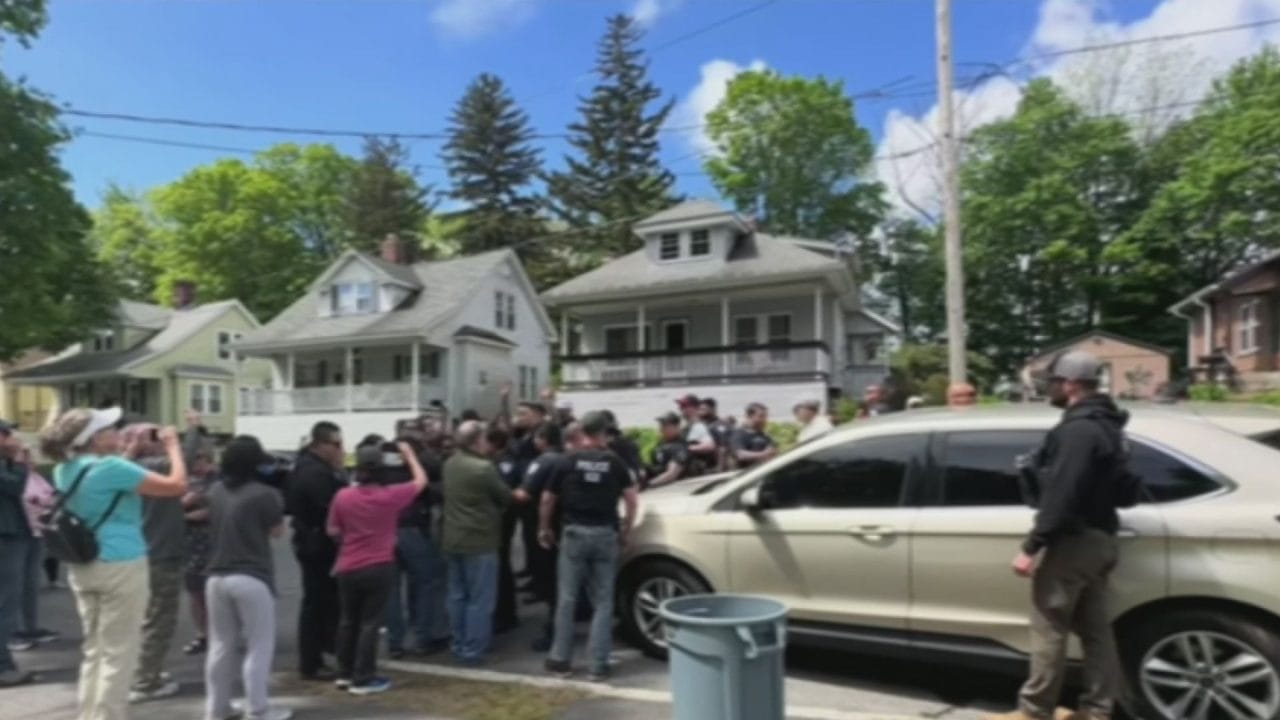 Caos en Massachusetts: vecinos enfrentan a ICE para evitar deportación de madre e hija