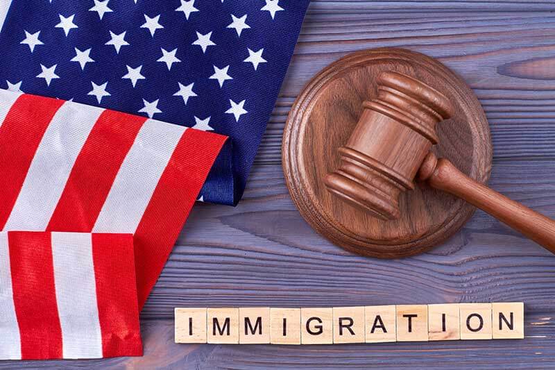 Abogados de inmigración gratis o baratos: Guía para encontrar ayuda