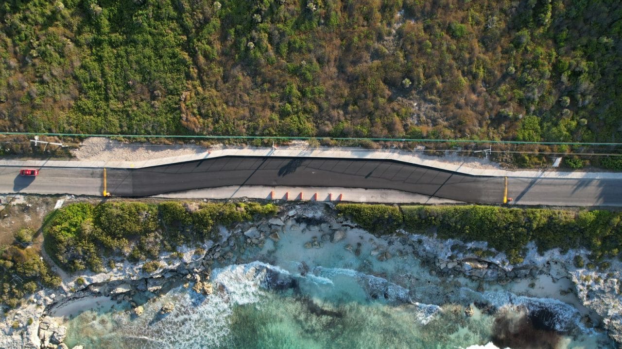 Atenea Gómez supervisa avance de vialidad alterna en Isla Mujeres