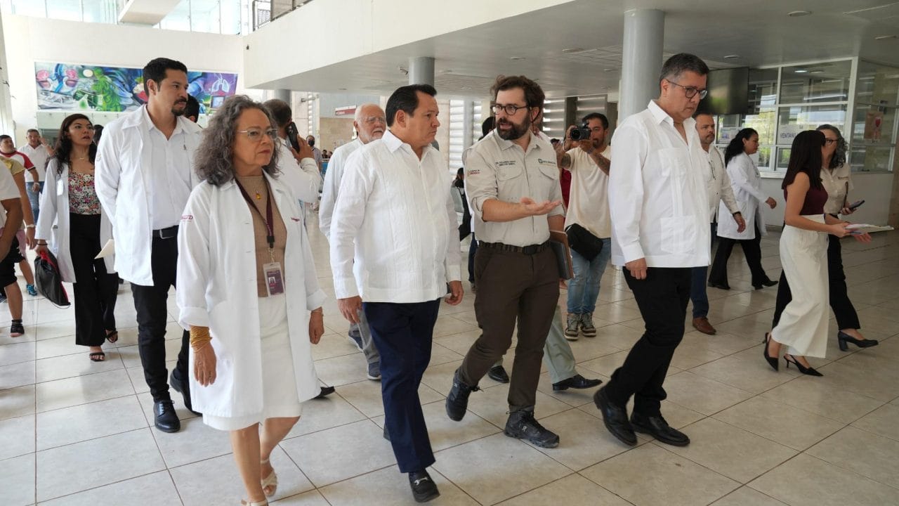 Supervisan Díaz Mena y Alejandro Svarch rehabilitación del Hospital Regional en Yucatán