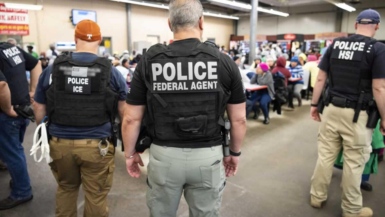 ¿ICE en su trabajo? Guía de derechos para empleados inmigrantes