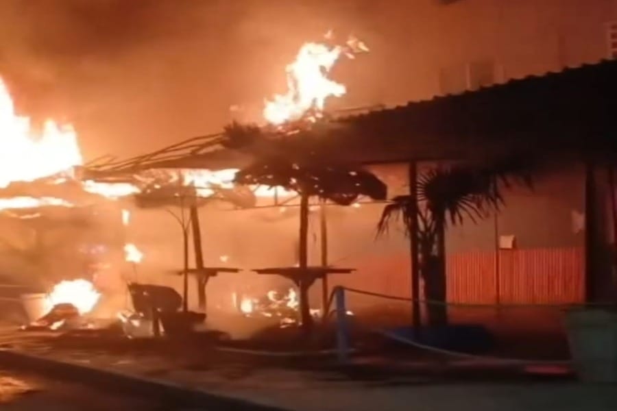 Incendian restaurante en Cancún; podría estar relacionado con cobro de piso