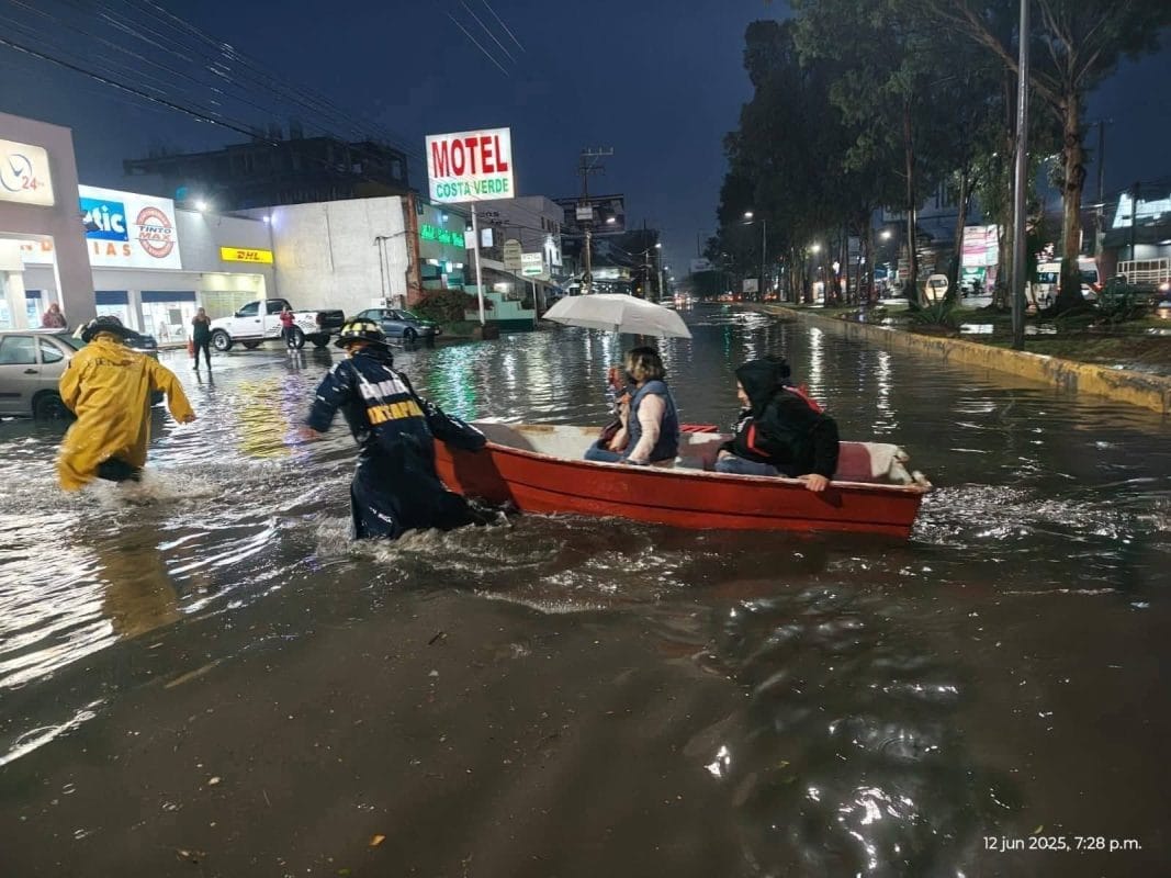 Diluvio en Ixtapaluca: Tormenta desata inundaciones masivas, rescates en lancha y pánico por canales al límite Diluvio en Ixtapaluca: Tormenta desata inundaciones masivas, rescates en lancha y pánico por canales al límite