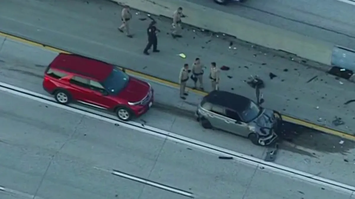 Sargento del LAPD grave tras choque fatal en la autopista 405
