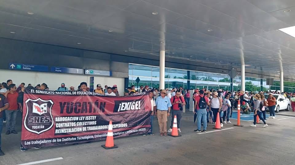 Maestros de la CNTE bloquean el Aeropuerto de Mérida