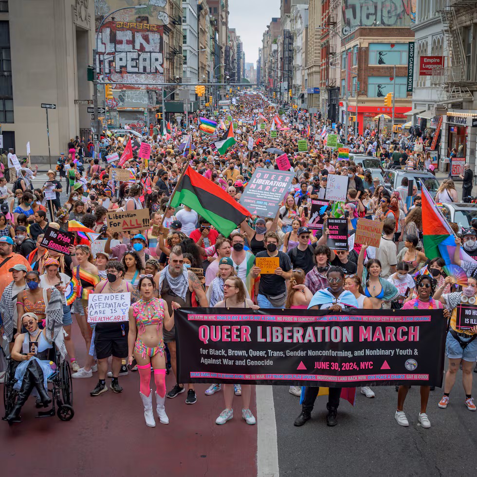 NYC se viste de arcoíris y protesta: una marcha del Orgullo masiva NYC se viste de arcoíris y protesta: una marcha del Orgullo masiva