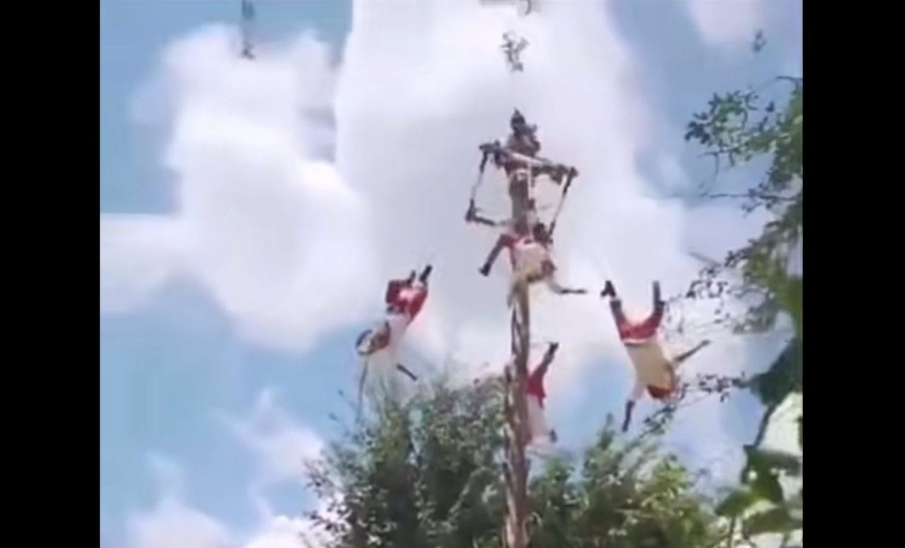 Cae mástil y hiere a 5 voladores de papantla en Veracruz