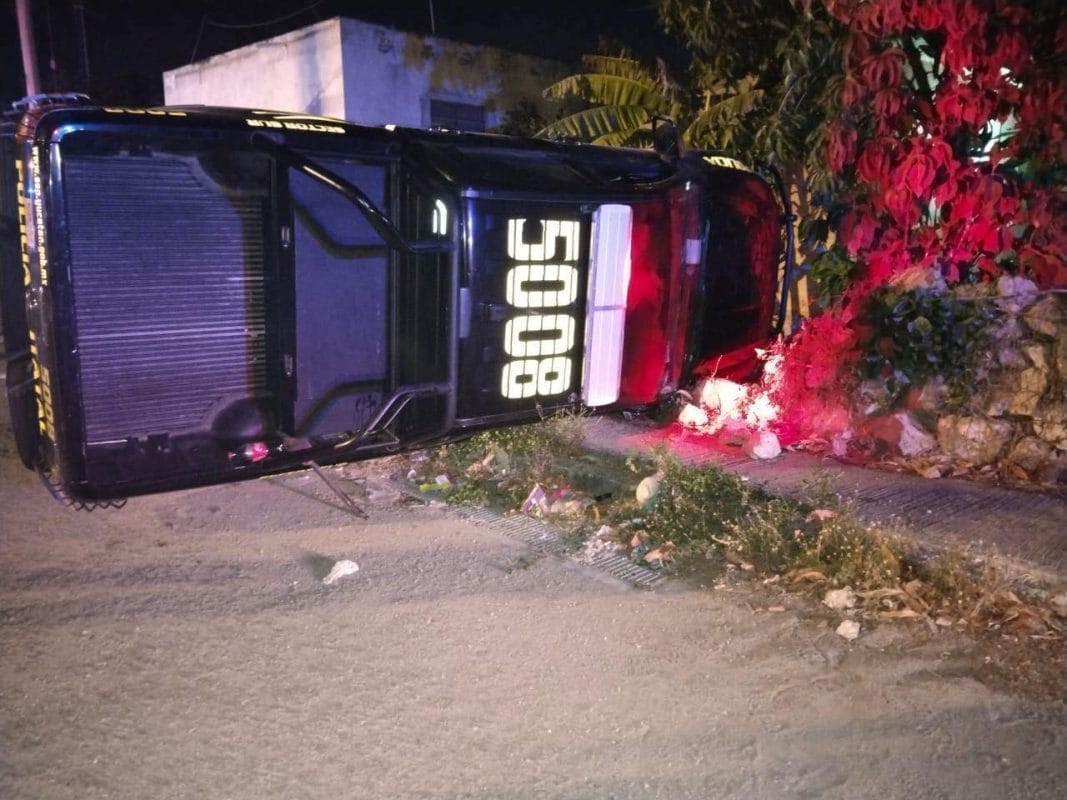 Dos policías lesionados tras volcadura de patrulla en Mérida