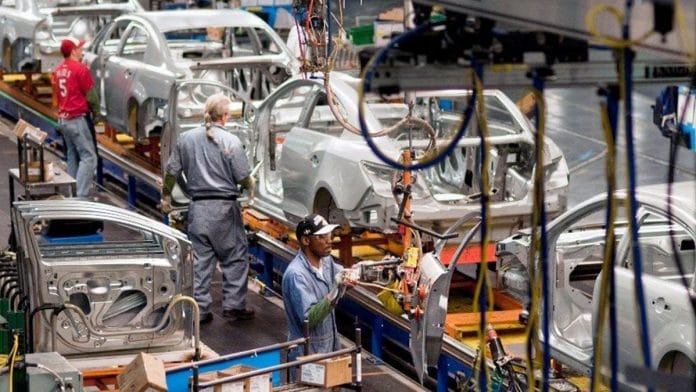 En el corazón de la estrategia económica del gobierno federal, el "Plan México" y el fenómeno del nearshoring se presentan como los grandes motores del futuro. La atracción de inversiones millonarias para fabricar vehículos eléctricos en el país es una de las joyas de la corona, con el objetivo de posicionar a México como una potencia manufacturera global. Sin embargo, la Asociación Mexicana de Distribuidores de Automotores (AMDA) ha lanzado una severa advertencia: la estrategia podría ser un "castillo de naipes" si se sigue ignorando al mercado más importante: el mexicano. El conflicto radica en una disparidad fundamental de enfoques. El gobierno celebra los incentivos fiscales para la inversión y la producción , pero la industria automotriz señala un abandono crítico de los incentivos para la compra. El Ancla de 2008: Un Incentivo al Consumidor Obsoleto El núcleo del argumento de la AMDA y otros actores de la industria se centra en un dato contundente y revelador: el tope de deducción del Impuesto Sobre la Renta (ISR) por la compra de autos nuevos para personas físicas con actividad empresarial y personas morales. * Para vehículos de combustión, el monto máximo deducible es de 175,000 pesos, una cifra que no se ha actualizado desde 2008. * Para vehículos híbridos o eléctricos, el tope es de 250,000 pesos. En un mercado donde los precios de los vehículos han aumentado significativamente en los últimos 16 años, estos topes han perdido gran parte de su efectividad como un verdadero estímulo para la renovación del parque vehicular y la transición hacia la electromovilidad. Esta cifra, estancada en el tiempo, se ha convertido en el símbolo de una política que, según los críticos, favorece la producción para el extranjero en detrimento del desarrollo de un mercado interno robusto. "Si se pudiera otorgar de forma temporal una deducción inmediata del ISR se estaría generando un ambiente favorable para decisiones de diferentes corporaciones para que destinen producción [automotriz] en México para México", declaró Guillermo Rosales, presidente ejecutivo de la AMDA, evidenciando la necesidad de un cambio de política. La Visión de la Industria: Una Fábrica que También Vende en Casa La AMDA, junto con organismos como la Concanaco-Servytur, está activamente "cabildeando" por una reforma a la Ley del ISR. Su propuesta es clara: para que las armadoras destinen una mayor parte de su producción al mercado nacional, debe haber una demanda real, y esa demanda solo puede ser estimulada con incentivos fiscales significativos y actualizados para el comprador final. Las proyecciones respaldan esta visión. Un estudio de la propia industria estima que la penetración de mercado de los vehículos eléctricos podría duplicarse para 2030 si se implementa un Plan Nacional de Electromovilidad integral, que incluya incentivos al consumidor. Esto no solo impulsaría la economía interna, sino que también aceleraría el cumplimiento de metas ambientales y mejoraría la calidad del aire en las ciudades. El debate actual trasciende una simple disputa fiscal. Refleja un choque de filosofías sobre el modelo de desarrollo económico de México. La pregunta fundamental que queda sobre la mesa es: ¿Debe México consolidarse principalmente como una plataforma de manufactura para la exportación, o debe aspirar a construir un ciclo económico completo, donde los productos de alta tecnología que se fabrican en el país sean también accesibles para sus propios ciudadanos? La respuesta a esta pregunta definirá el rumbo de la industria automotriz nacional en la próxima década.