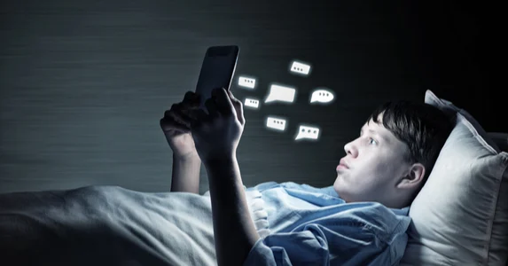 El uso adictivo de redes sociales duplica el riesgo suicida en jóvenes