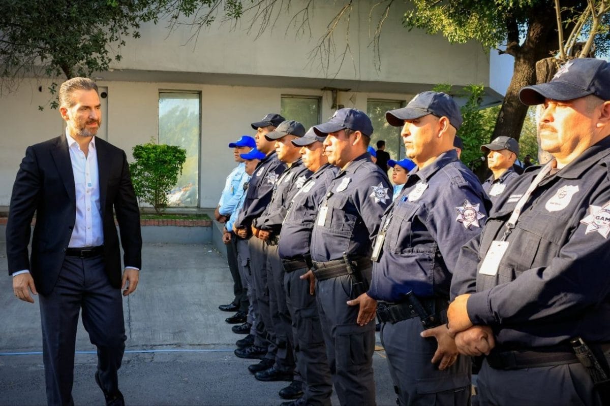 Adrián de la Garza Anuncia Aumento a Policías de Monterrey Salario digno: Policía de Monterrey recibirá aumento histórico