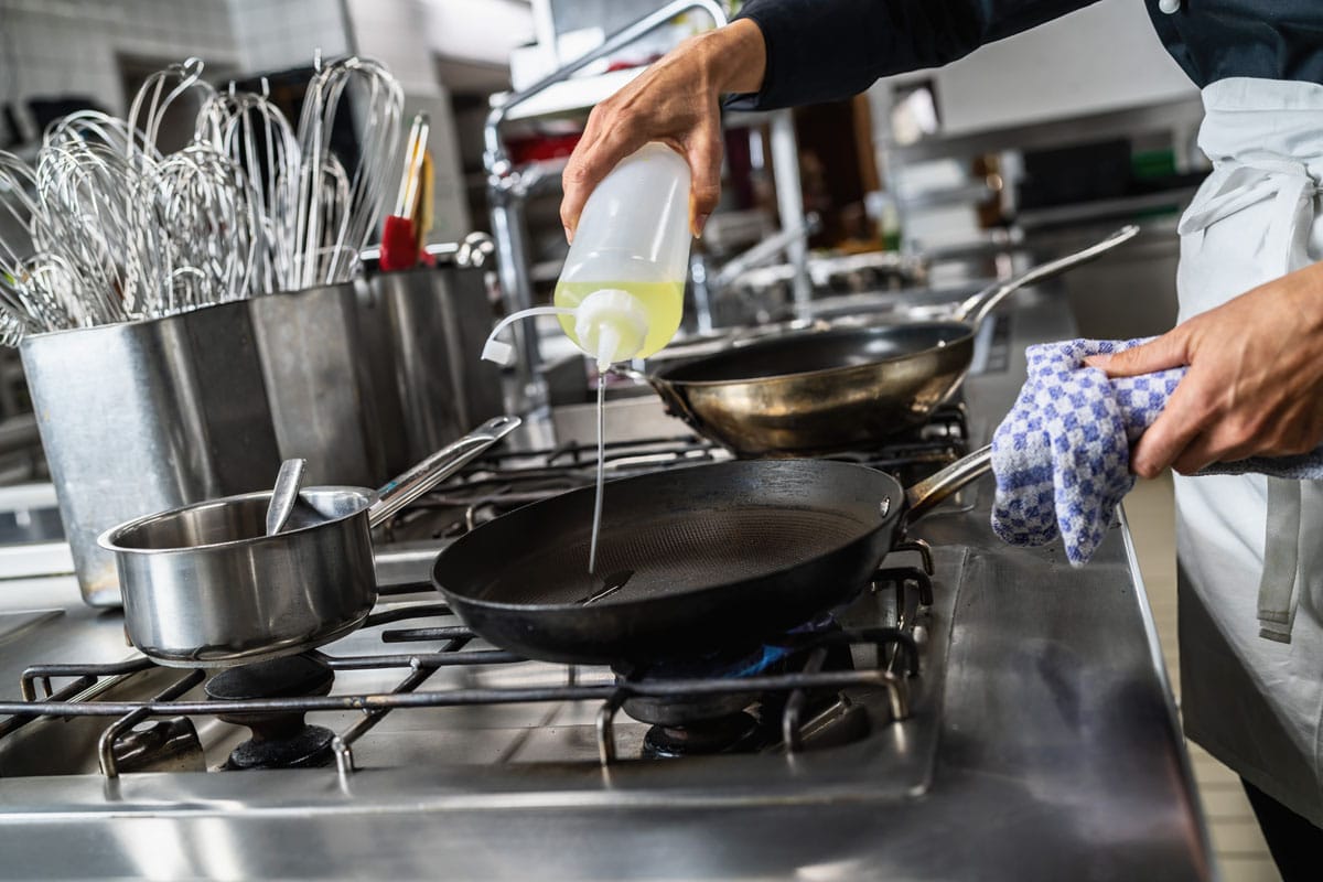 Alerta en tu cocina: el químico "eterno" de tus sartenes
