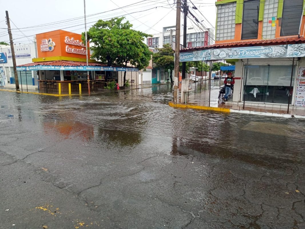 Calle-inundada-Veracruz Alerta en Veracruz: prevén más lluvias intensas, deslaves y ríos crecidos