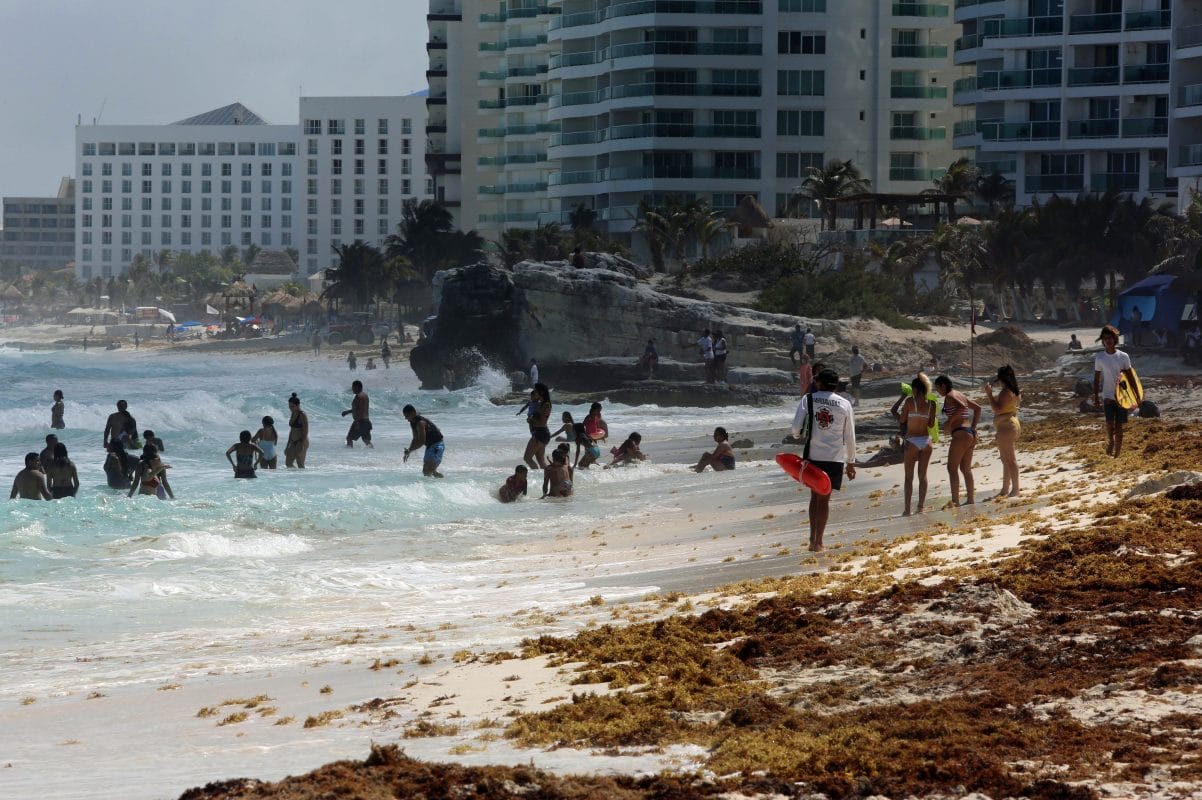 Cancún Bajo Doble Amenaza Climática: Lluvias Torrenciales y Calor Agobiante