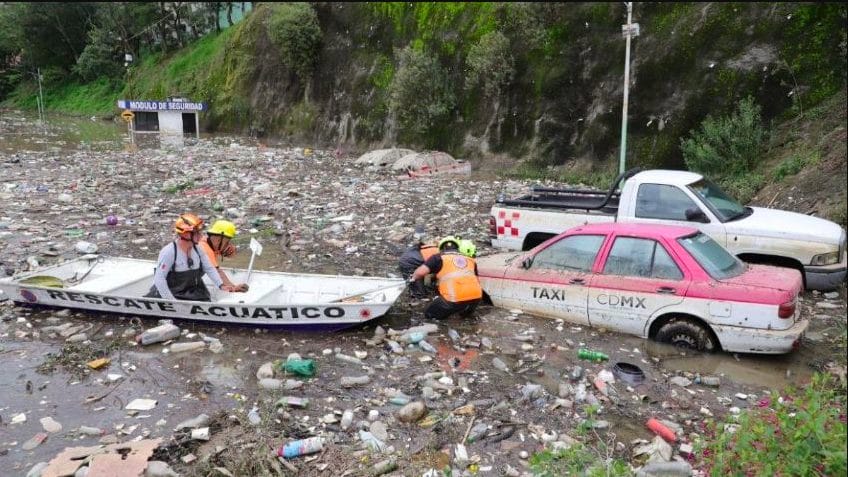Cuatro vehículos son arrastrados por lluvias en presa Mixcoac; autoridades activan protocolos de emergencia