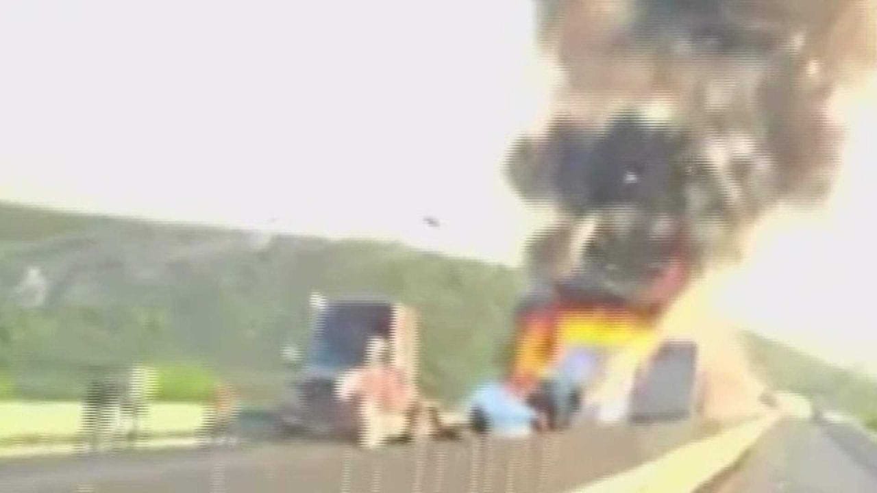 Fuego y Caos: Cierran Autopista a Laredo por choque de tráileres