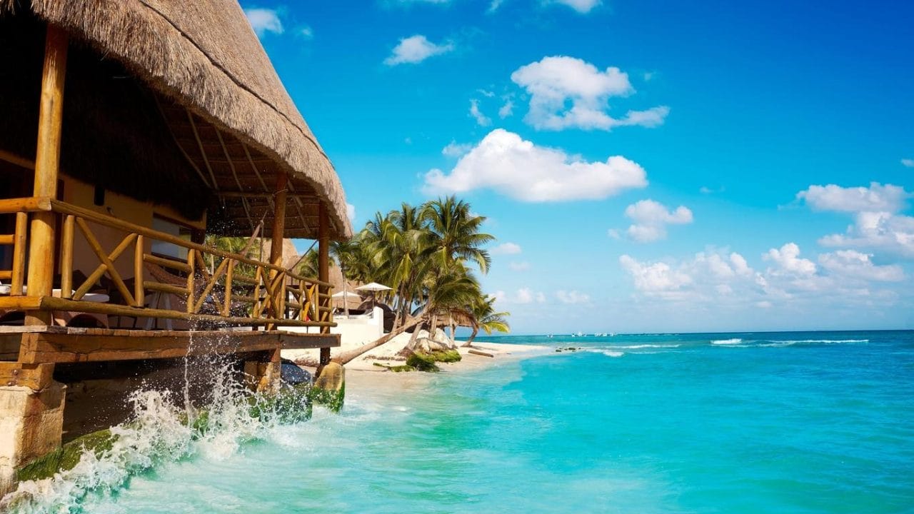 Playa del Carmen: Calor Extremo y Surada Continúa