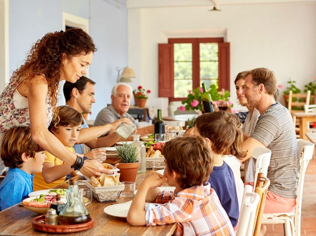 Comer en familia_ beneficios emocionales y estrategias para fortalecer los lazos en la mesa