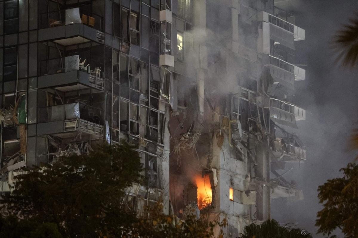 Un dron iraní penetra las defensas de Israel y causa muertes en Tel Aviv. La respuesta es una operación de "decapitación".