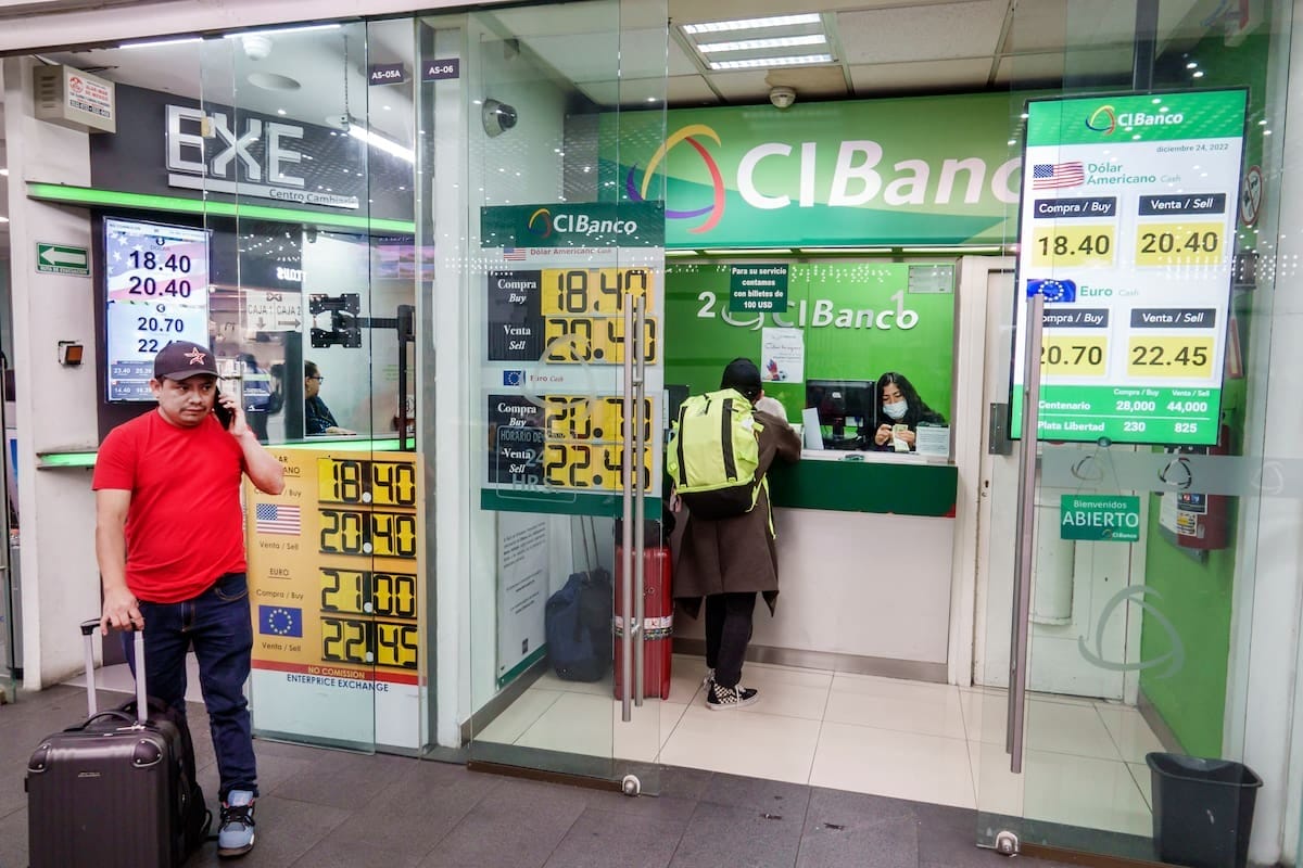 EEUU_bancos_mexicanos_mira_lavado_dinero_impacto_dolar Bancos Bajo Fuego: EEUU Amenaza con Desconectar a México del Dólar