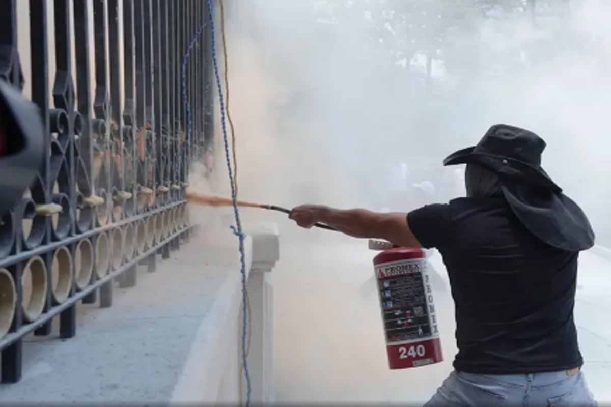 Encapuchados causan caos en protesta de la CNTE en CDMX; crece la tensión