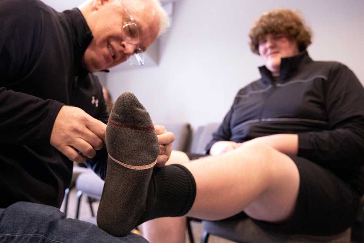 Eric Kilburn Jr.: El Adolescente con Récord Guinness de Manos Más Grandes