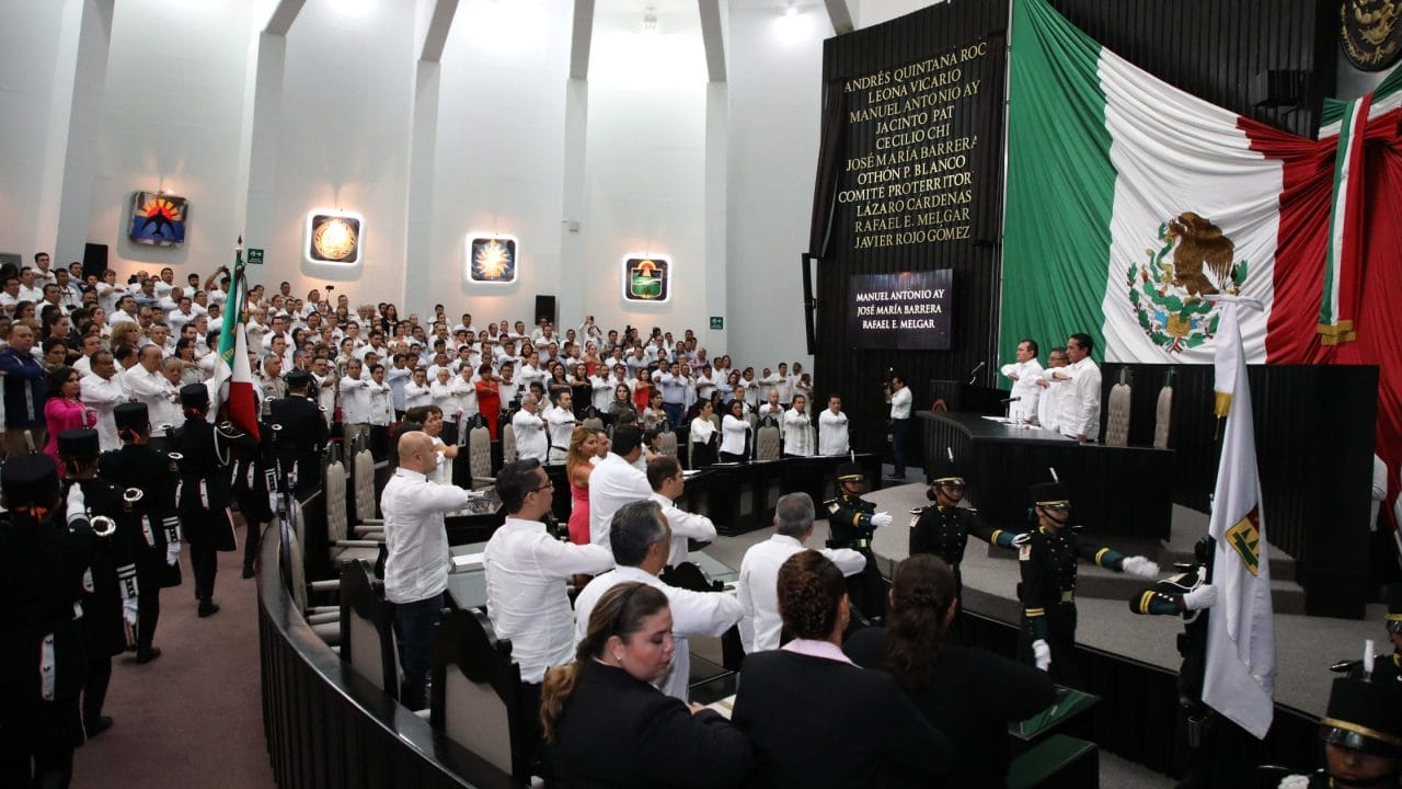 Honores obligatorios: Diputados deberán cantar el himno una vez por semana