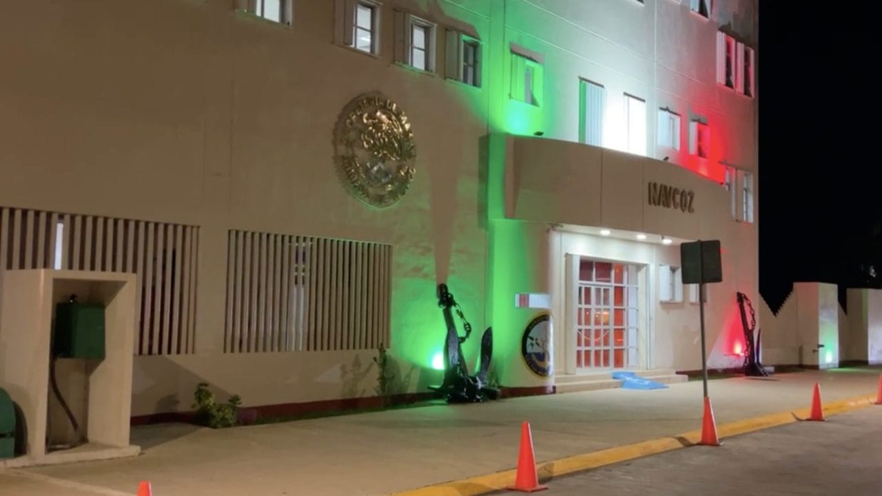 Rescatan a náufragos tras hundimiento de lancha cerca de Isla de la Pasión en Cozumel