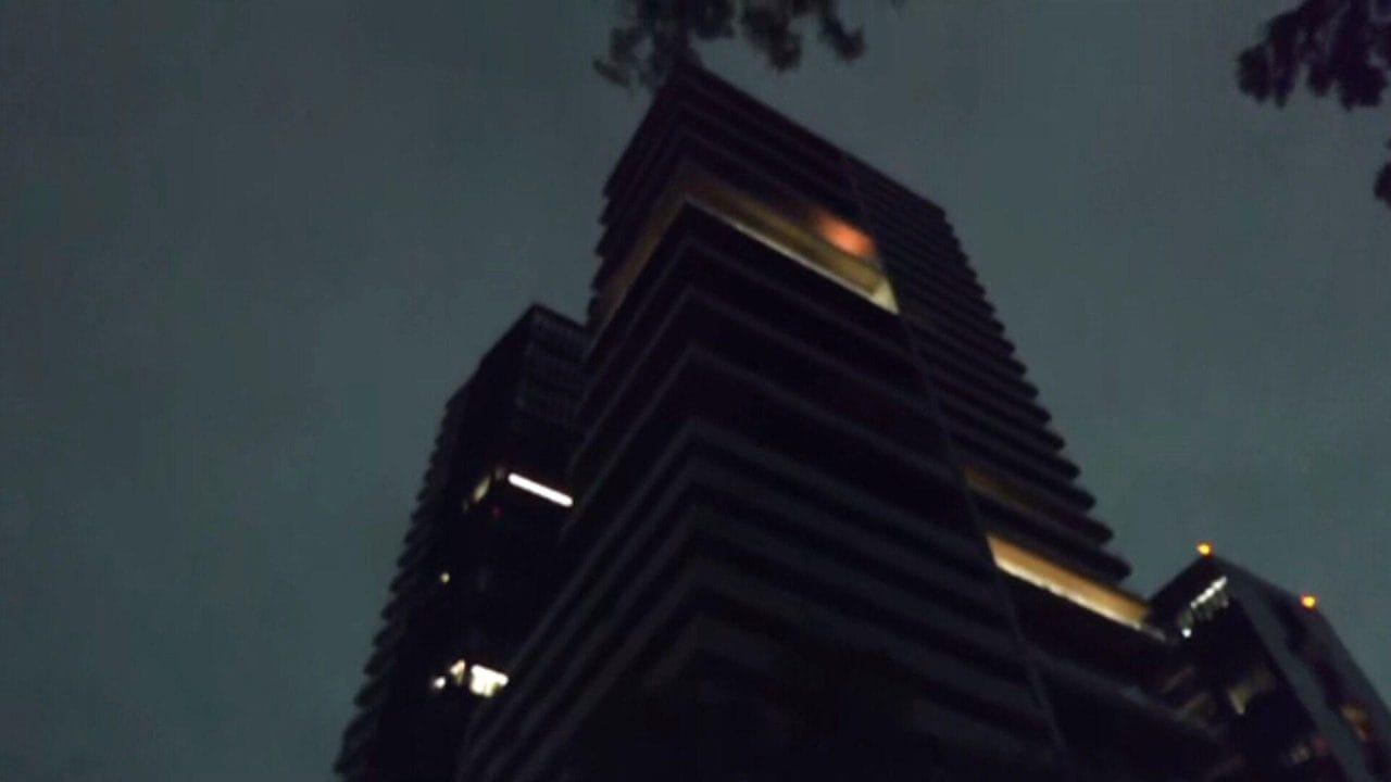 Horror en Polanco Muere al Caer de un Piso 17 por una Sombrilla Horror en Polanco: Muere al Caer de un Piso 17 por una Sombrilla