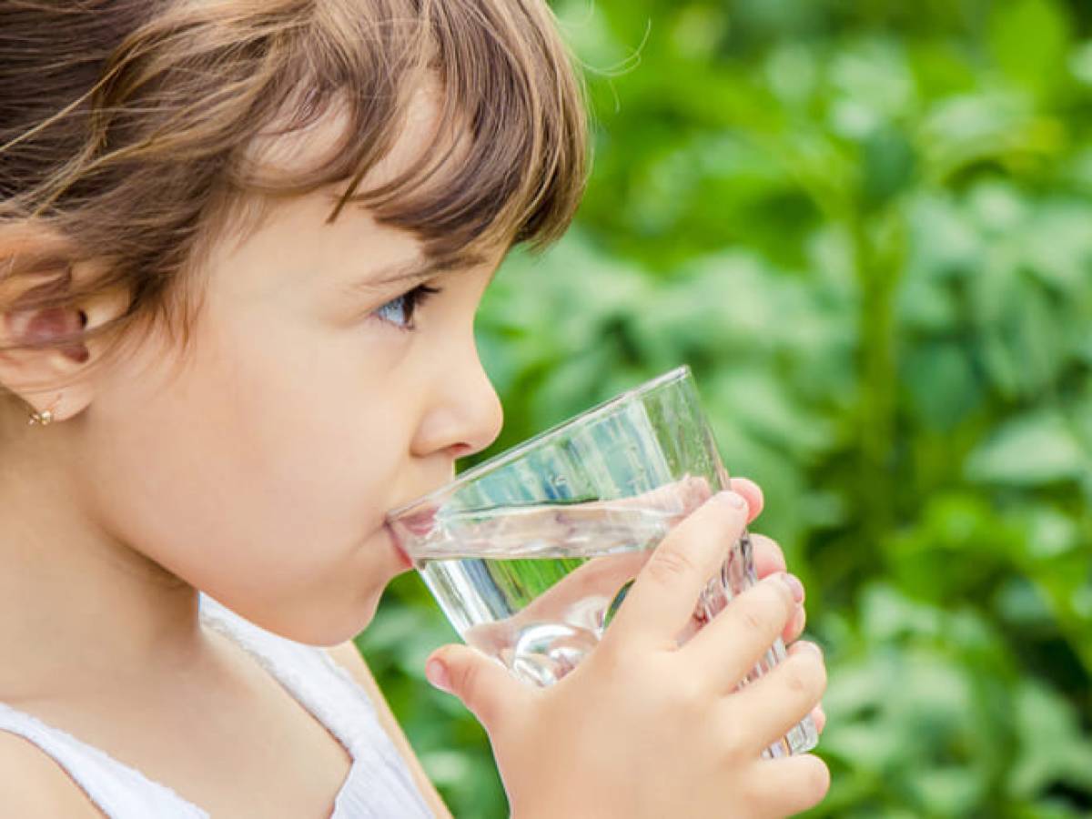 La importancia de la hidratación en niños_ cuánto deben beber y cómo motivarlos a tomar agua