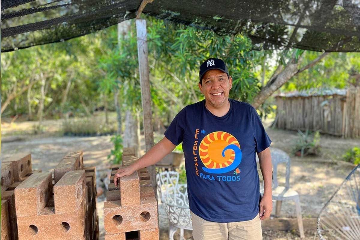 Mexicano crea ladrillos de sargazo y regala casas a familias pobres Mexicano crea ladrillos de sargazo y regala casas a familias pobres