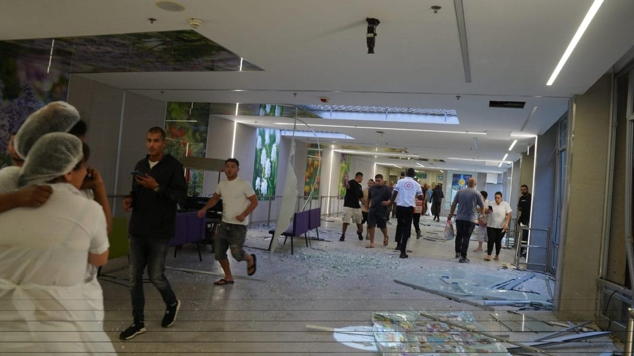 CRIMEN DE GUERRA: Misil iraní impacta hospital en Israel