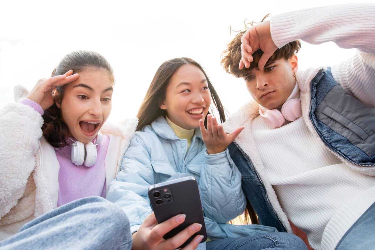 Nostalgia Vicaria: Por qué la Gen Z está obsesionada con tu pasado